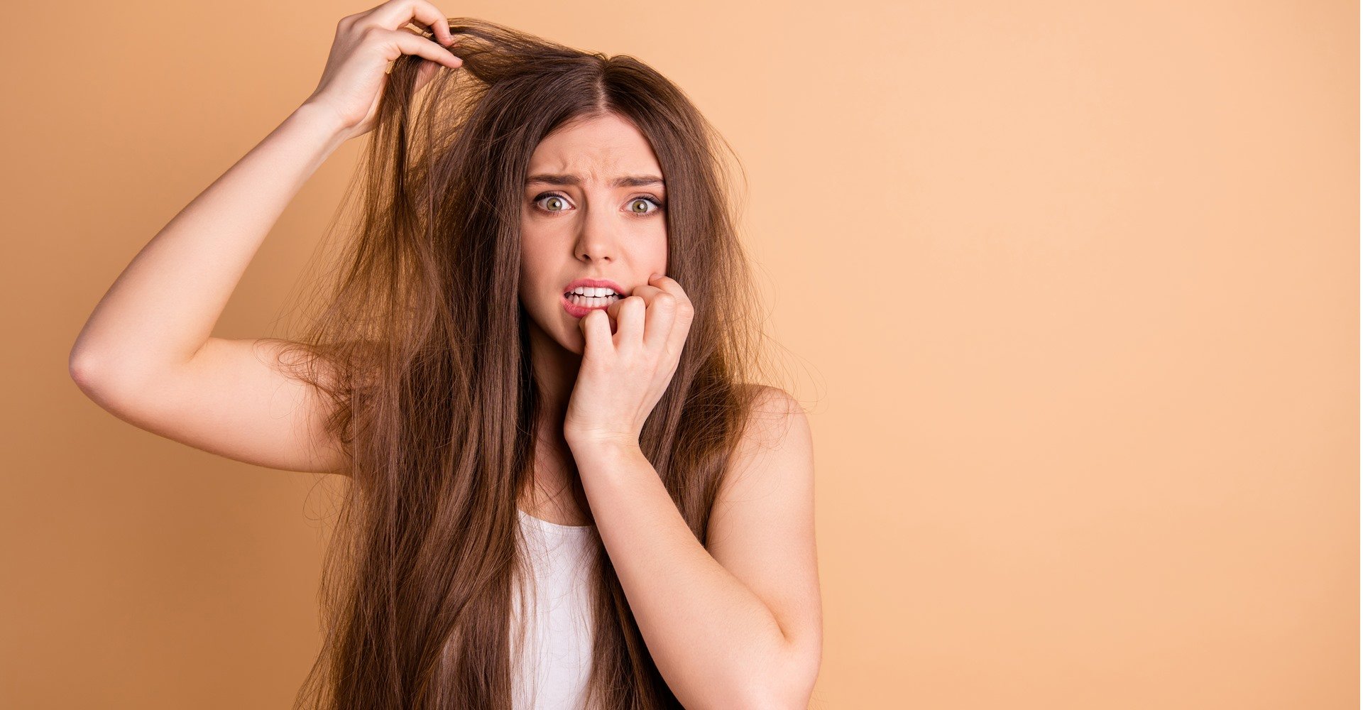 Modelo com as mãos no cabelo